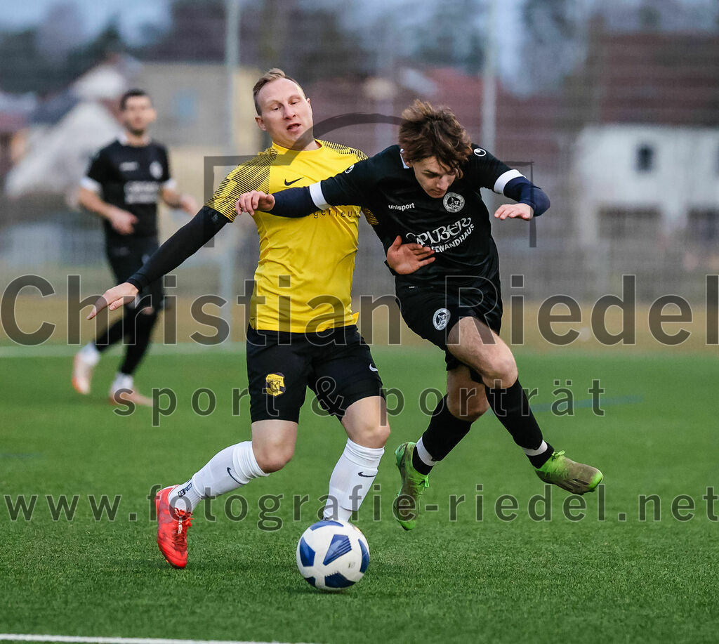 2024-02-17_023_FC_Herzogstadt_gegen_FC_Moosinning_II | Erding, Deutschland, 17.02.2024:
Fußball, Kreisklasse 2023 / 2024, Testspiel, FC Herzogstadt gegen FC Moosinning II, Endergebnis: 2:2

Manuel Gröber (FC Moosinning, #9), Lino Oeder (FC Herzogstadt, #14)

Foto: Christian Riedel / fotografie-riedel.net