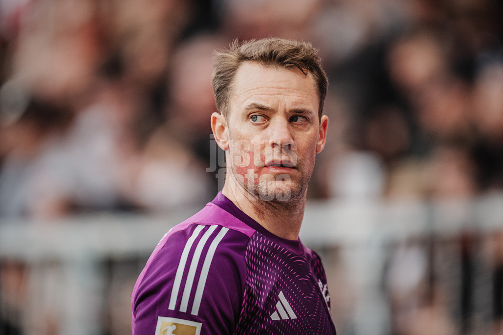 Fußball | Männer | Saison 2025/2026  | Fußball-Bundesliga | 29. Spieltag | FC St. Pauli vs. FC Bayern München | 11.04.2026 | Manuel Neuer (#1, FC Bayern München) auf dem Weg in die Kabine