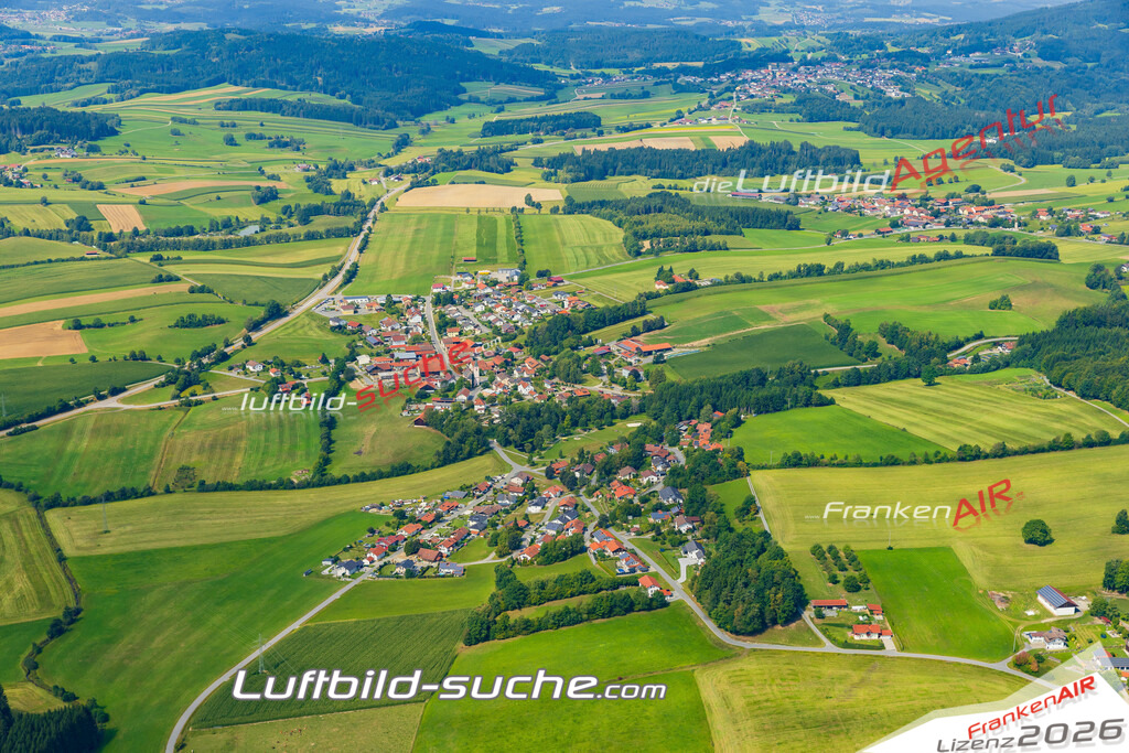 Luftaufnahme der Stadt Eppenschlag - Die Luftaufnahme wurde 2025 vom UL-Flugzeug heraus erstellt ( keine Drohne ) - Hochauflösende Luftaufnahme - für professionelle Ausdrucke geeignet. Die Geschenkidee !Mit Lizenz und Bildrechte bestellbar