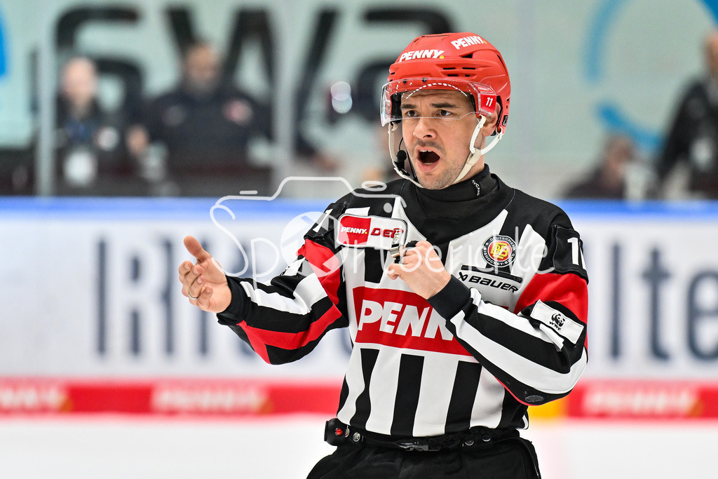 Augsburger Panther - EHC RB München | AUGSBURG, DEUTSCHLAND - 27. FEBRUAR: im Bild Hauptschiedsrichter Sirko HUNNIUS / Einzelfoto / Freisteller während dem Match zwischen den Augsburger Panthern und dem EHC RB München am 46. Spieltag der Penny DEL im Curt Frenzel Stadion