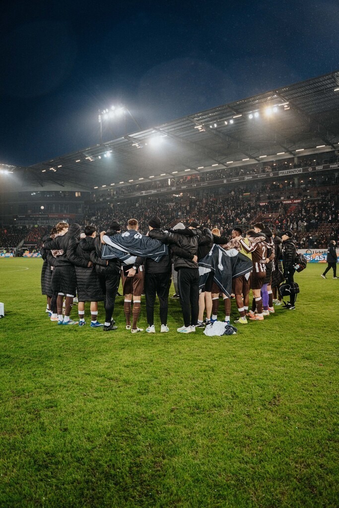 FCP03765 | Der offizielle Shop für FC St. Pauli Fotos. Wähle aus Spielszenen & Fanmomenten dein FCSP Wunschformat. Wir liefern Millerntor-Atmosphäre.