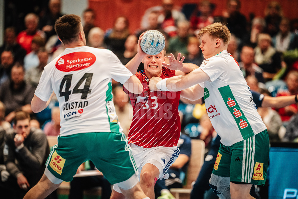 Handball | Männer | Saison 2024/2025 | DAIKIN Handball-Bundesliga | 8. Spieltag || Handball Sport Verein Hamburg vs. TSV Hannover-Burgdorf | 24.10.2024 | Moritz Sauter (#33, Handball Sport Verein Hamburg) kämpft sich durch