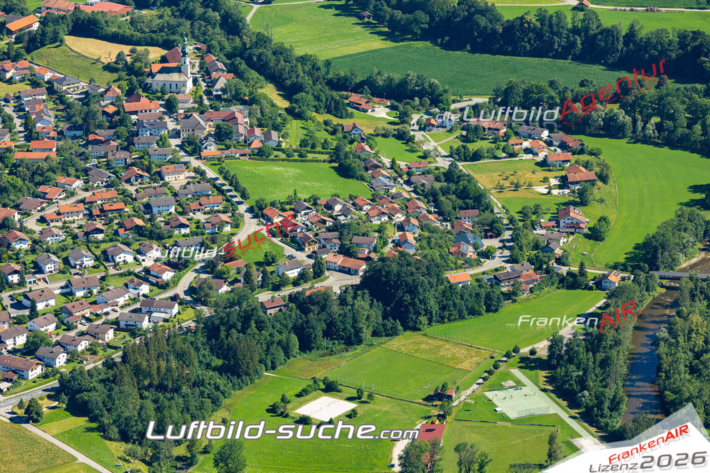 Aktuelles Luftbild von Traunwalchen Traunreut - Die Luftaufnahme wurde 2022 mittels UL-Flugzeug erstellt ( keine Drohne ) - hochauflösende Kamera-Systeme von  Canon -Beste Qualität - Für grossformatige Ausdrucke geeignet. Die Geschenkidee !