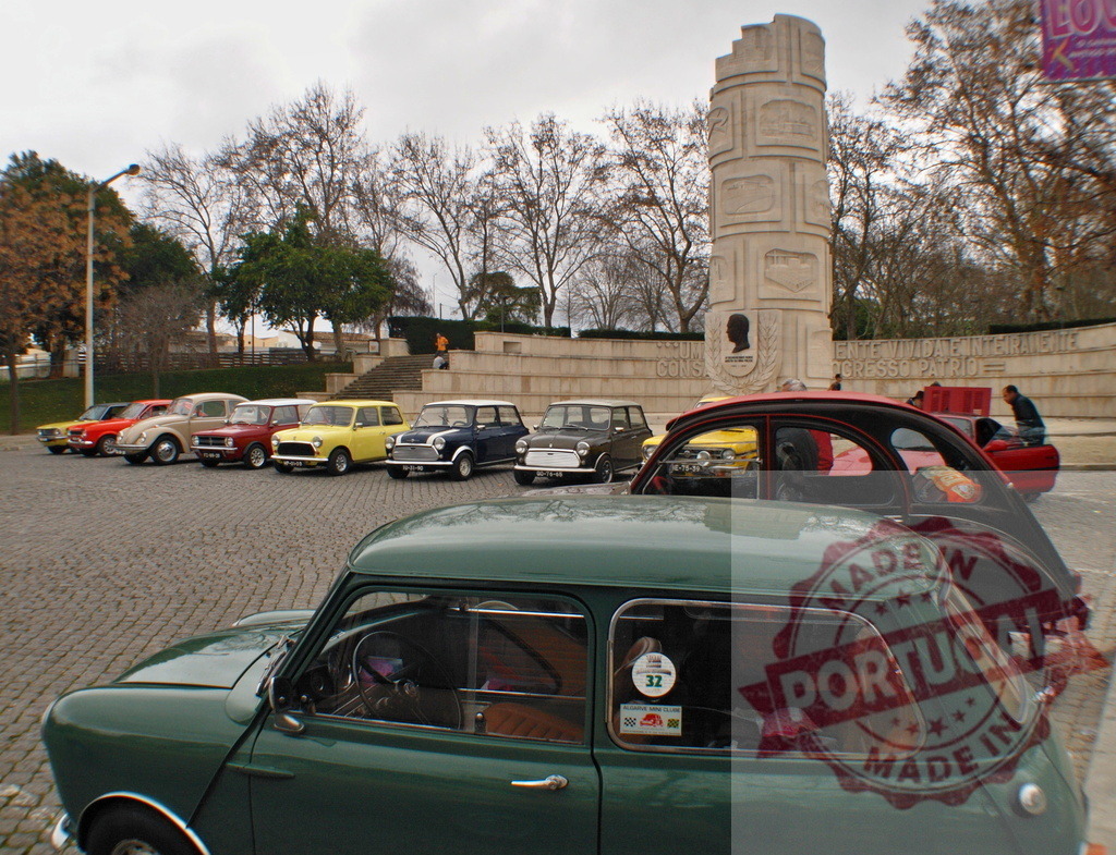 Classic mini coopers gathering near monumento a francisco de sá carneiro in porto | Classic mini coopers parked near monumento a francisco de sá carneiro in porto, portugal - Realisiert mit Pictrs.com