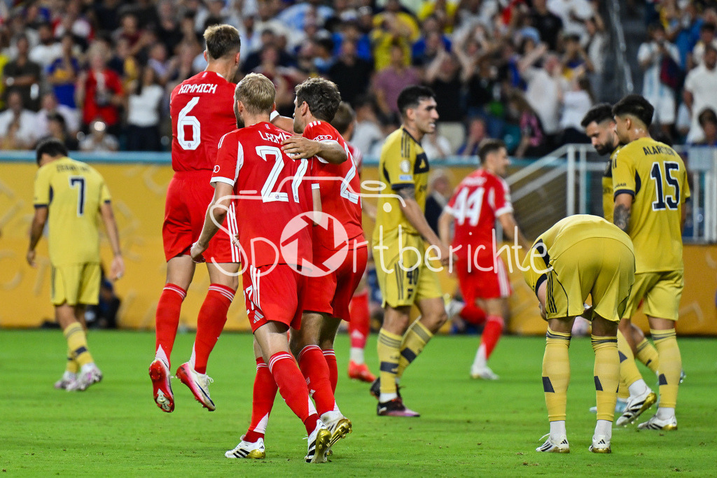 FC Bayern München - Boca Juniors | Jubel der Bayern nach dem Treffer zum 2-1 durch Michael OLISE (FC Bayern Muenchen 17) / Tor / Torschuetze / Freude / Happy / FIFA Club World Cup: FC Bayern Muenchen - Boca Juniors, Hard Rock Stadium am 20.06.2025 / NOT FOR SALE IN USA