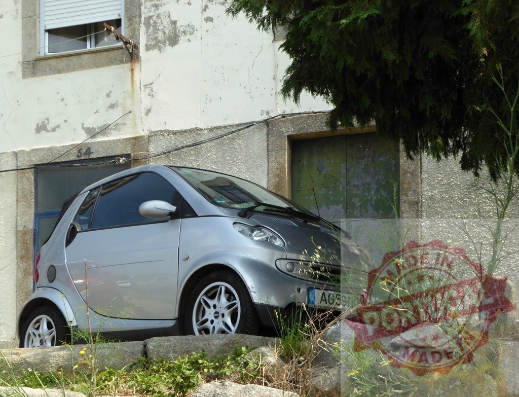 Smart Fortwo car parked by old building street | Silver Smart Fortwo compact car parked on a European street with an old building - Realisiert mit Pictrs.com