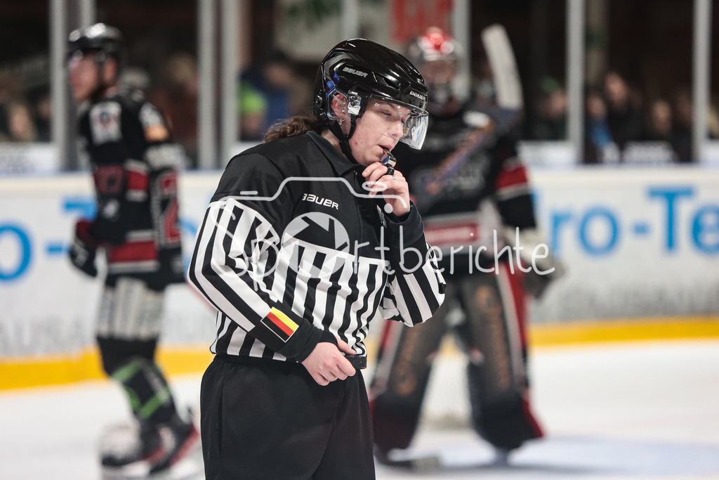 EHC Königsbrunn - TEV Miesbach | Linienrichterin Michaela Natalie BERTL in Aktion / Freisteller / Einzelfoto