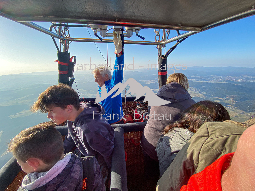 IMG_1741 | mit den Gewinnern der Verlosung der Werbegemeinschaft Stadtplatz-Anger über dem Bayerwald