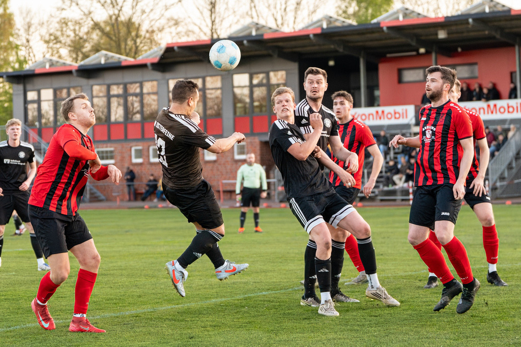 Fußball I Herren I Saison 2025-2026 I Bezirksliga Weser-Ems 4 I 23. Spieltag I TuS Frisia Goldenstedt - SW Osterfeine I 08495 | jns.sportfotos - Realisiert mit Pictrs.com