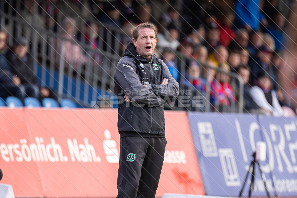20251005_Picselweb-Fotografie_1R3_0381 | Daniel Stendel (Trainer, Hannover 96 II) - Realisiert mit Pictrs.com