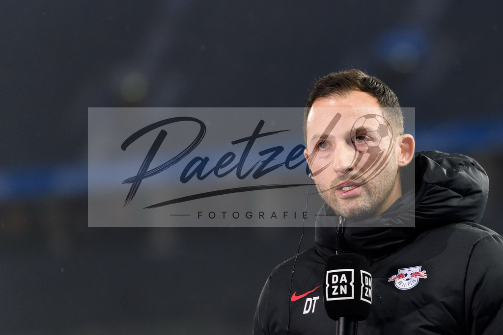 BSCRBL20220220_257 | Fussball, Herren: Trainer Domenico Tedesco (RB Leipzig) schaut bei dem Spiel der 1. Bundesliga zwischen Hertha BSC und RB Leipzig im Olypiastadion am 20.02.2022 in Berlin, Deutschland.DFB / DFL REGULATIONS PROHIBIT ANY USE OF PHOTOGRAPHS AS IMAGE SEQUENCES AND/OR QUASI-VIDEO. - Realisiert mit Pictrs.com