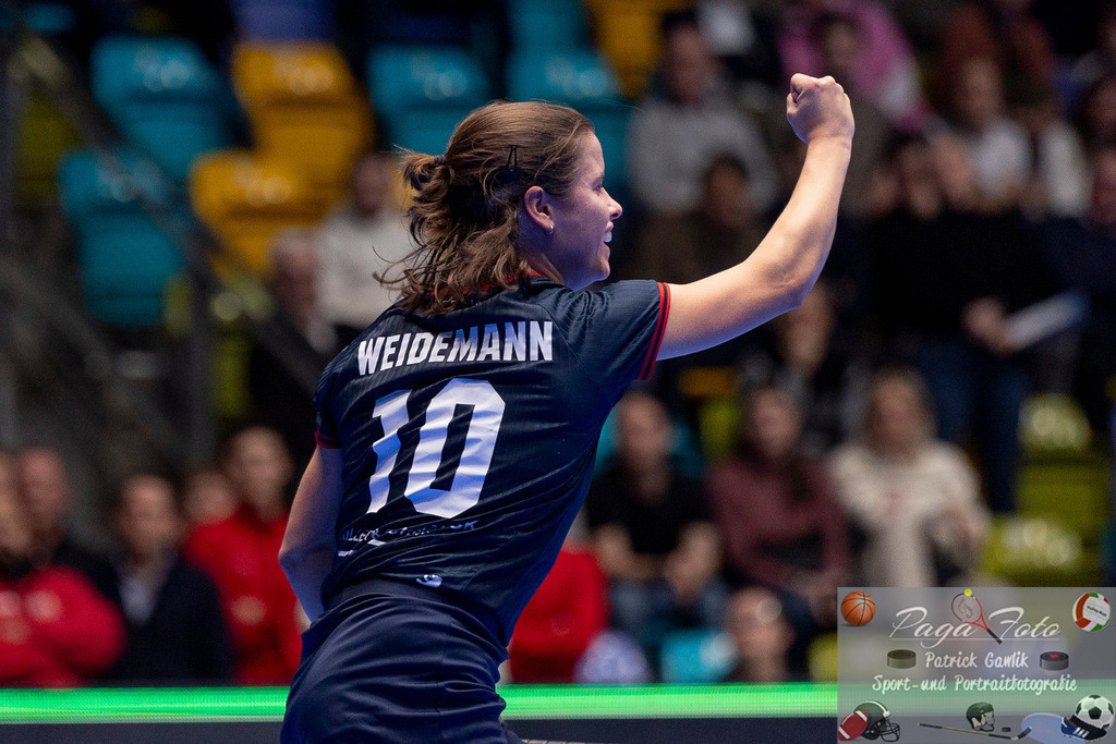 Volvo E.R.B. Final 4 Halbfinale Frauen: Der Club an der Alster - Berlienr HC, 25.01.2025 | Linnea Weidemann (Berliner HC #10) nach ihrem Tor beim Penalty Schießen, ballt die Faust, Der Club an der Alster - Berliner HC, Frankfurt, Süwag Arena, 25.1.2025 - Realisiert mit Pictrs.com