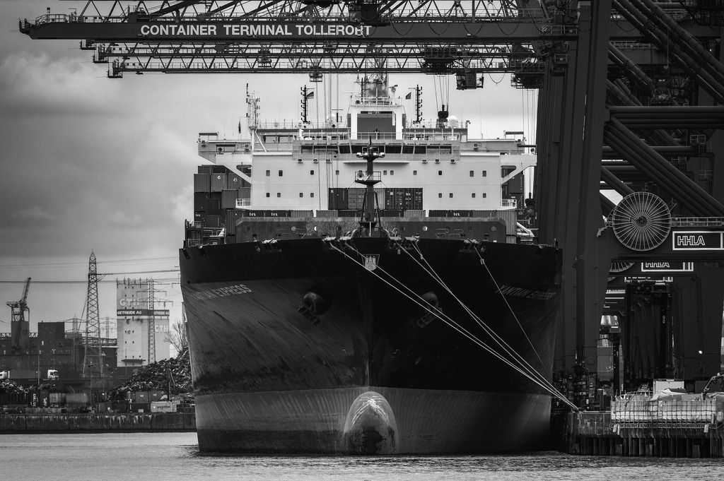 2025_03_12_HH-LANDUNGSBRUECKEN+HOLZHAFEN_MCP6410 sw | Hochwertig gedruckte Fotografien für die Wand, als Kalender und zum Verschenken. Hamburg & Norddeutschland und überall wo ich mit der Kamera unterwegs war.
