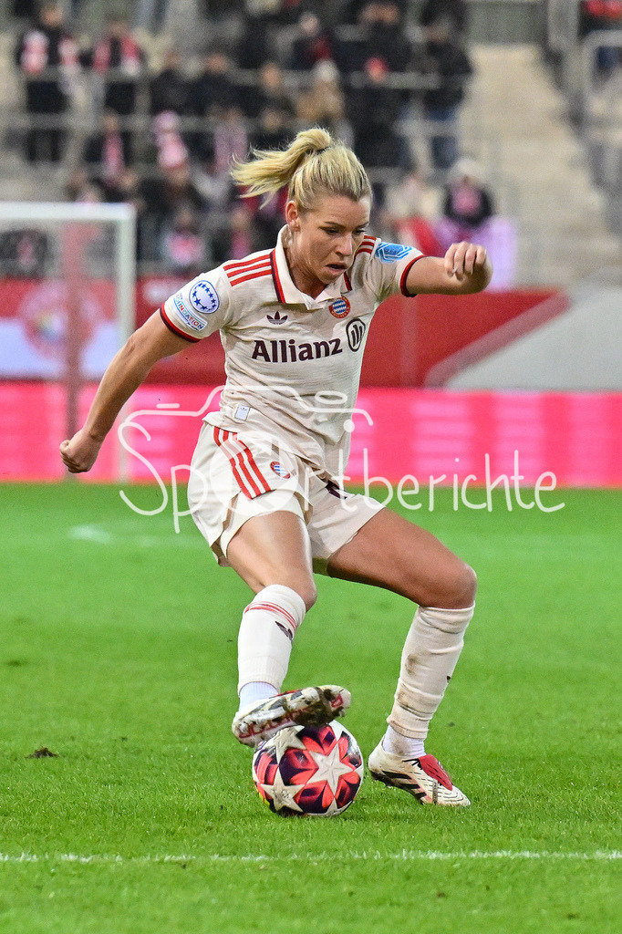 FC Bayern München Frauen - Juventus Turin Frauen | am Ball Linda DALLMANN (FCB #10) / Freisteller / Einzelfoto / Womens Champions League: FC Bayern Frauen - Juventus FC, FC Bayern Campus am 12.12.2024
