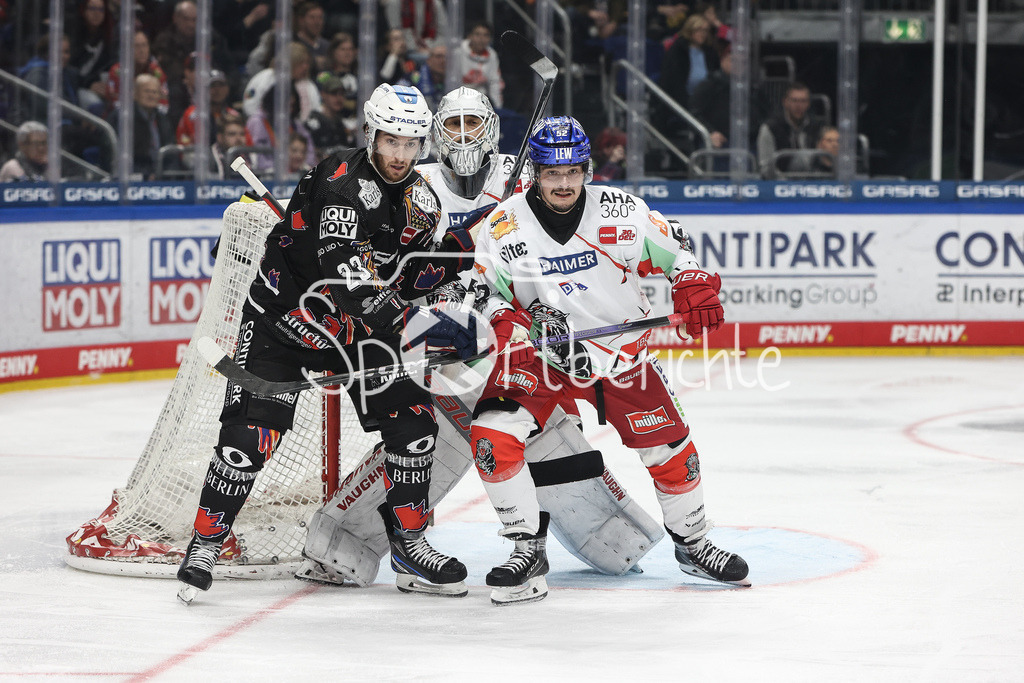 Eisbären Berlin - Augsburger Panther | v. l. Blaine BYRON (EBB #23) / Dennis ENDRAS (AEV #44) / Otso RANTAKARI (AEV #52) / Duell / Zweikampf