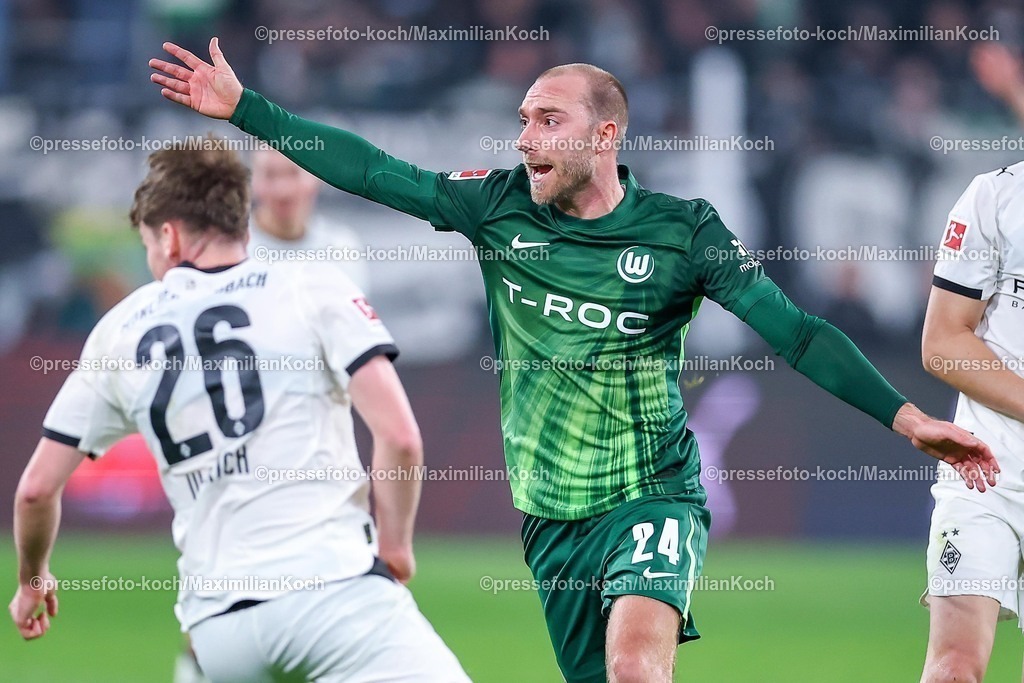 BMG13122502174 | 13.12.2025, Fußball, Borussia Mönchengladbach - VfL Wolfsburg, 1. Fußball Bundesliga, 14.Spieltag, Borussia-Park, Saison 2025 2026: Christian Eriksen&nbsp;(VfL Wolfsburg #24) gestikulierend auf dem Spielfeld  neben Lukas Ullrich&nbsp;(Borussia Mönchengladbach #26)  DFB regulations prohibit any use of photographs as image sequences and or quasi-video.