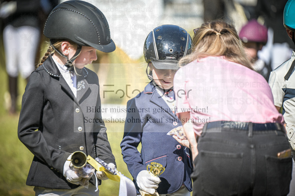 DOS_0529 | Entdecke hochwertige Reitturnierfotos von Foto Oger. Professionell, emotional und authentisch – jetzt Lieblingsmomente im Shop bestellen.Deutschlandweite Turnierfotografie. - Realisiert mit Pictrs.com