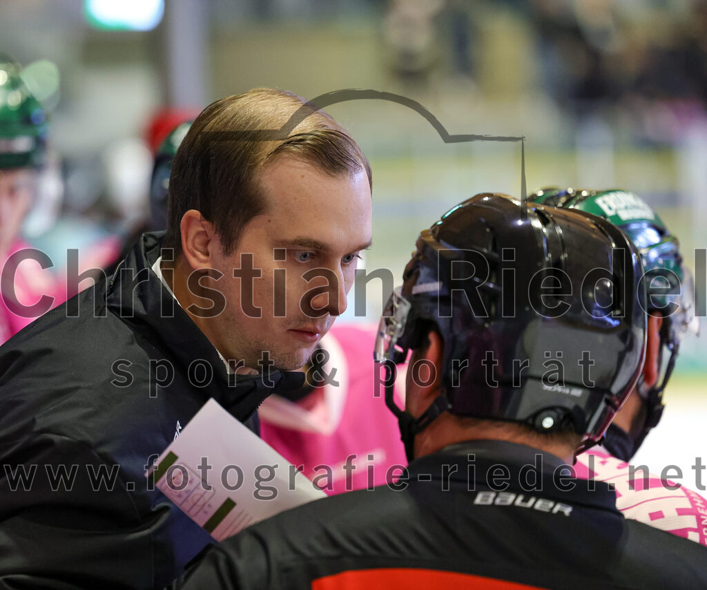 2025-10-05_120_TSV_Erding_gegen_Heilbronner_Falken | Erding, Deutschland, 05.10.2025:Eishockey, Oberliga Süd 2025 / 2026, 6. Spieltag, TSV Erding gegen Heilbronner Falken, Endergebnis: 3:1Teamchef Dominik Quinlan (Erding Gladiators)Foto: Christian Riedel / fotografie-riedel.net