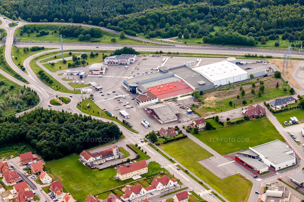 Aerial view: Super U supermarket branch Seltz in Seltz in the state Bas-Rhin, France. – Photo: IMG_28774.jpg taken on 06/14/2010 by Werner Riehm/FLY-FOTO.com – Resolution of the original: 4752 x 3168 px