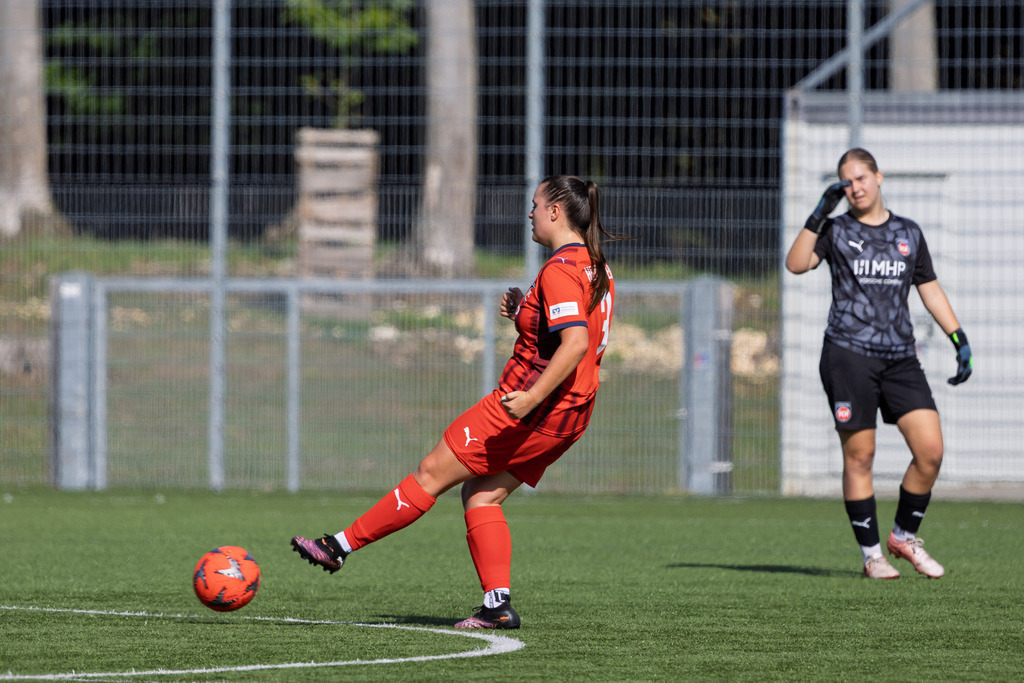 FCHSTE_250921_0626 | 1.FC Heidenheim 1846 II vs. TV Steinheim, Fußball, Frauen, Bezirksliga, 2025/2026, 2.Spieltag, 21.09.2025 in Heidenheim, Kunstrasen b. Voith-Arena West(Foto: Michael Bulling) - Realisiert mit Pictrs.com