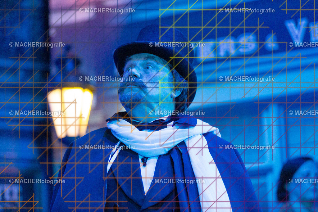 040_MFL-2025 | Portraitbilder von Regisseur; Darsteller; Techniker; Maske; Kostüme; Chor; Musiker; Bilderserie der Generalprobe und der Premierenvorstellung, Szenenbilder; Ausdrucksstudien; Bühnenüberblick; Bühnenkulissen; Pressefotos inkl. Redaktionsfoto Darstellergruppe.