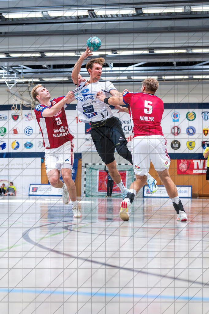 IHC 2026 - Handball-Club Hamburg vs. Mors-Thy Håndbold | Oliver Sonne Wosniak (Mors-Thy Håndbold #17), Einar Olafsson (Handball-Club Hamburg #23), Oliver Norlyk (Handball-Club Hamburg #5); IHC 2026 - Handball-Club Hamburg vs. Mors-Thy Håndbold am 08.08.26 in Sporthalle KGS, Schneverdingen - Realisiert mit Pictrs.com