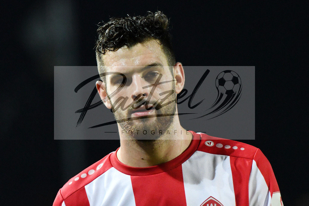 20200214_SCPFWK_0083 | Fussball, Herren: Luca Pfeiffer (FC Wuerzburger Kickers) schaut waehrend des Spiels der 3. Liga zwischen SC Preussen Muenster und FC Wuerzburger Kickers im Preussenstadion am 14.02.2020 in Muenster, Deutschland.DFB / DFL REGULATIONS PROHIBIT ANY USE OF PHOTOGRAPHS AS IMAGE SEQUENCES AND/OR QUASI-VIDEO. - Realisiert mit Pictrs.com