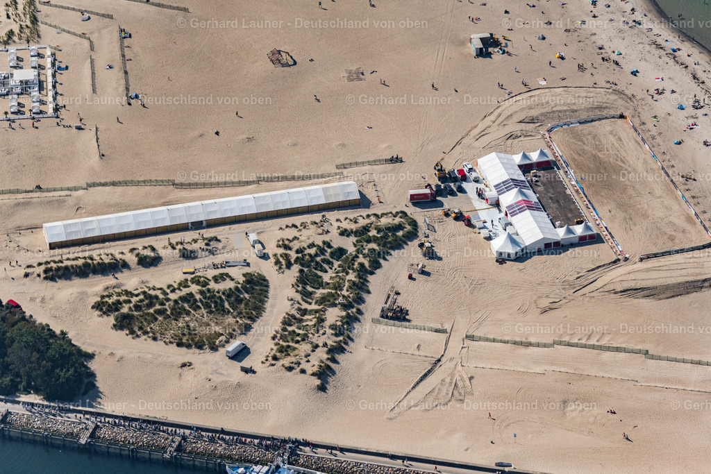 4061963 | Warnemünde 08.09.2021 Tische und Sitzbänke der Freiluft- Gaststätten Gebäude - Ensemble Leuchtturm - Teepott am Sandstrand im Ortsteil Warnemünde in Rostock im Bundesland Mecklenburg-Vorpommern, Deutschland. Weiterführende Informationen bei: Teepott-Restaurant,  w.Holz GmbH Gastronomie &amp; Catering-Team. // Tables and benches of open-air restaurants Gebaeude - Ensemble Leuchtturm - Teepott in the district Warnemuende in Rostock in the state Mecklenburg - Western Pomerania, Germany. Further information at: Teepott-Restaurant,  w.Holz GmbH Gastronomie &amp; Catering-Team. Foto: Gerhard Launer