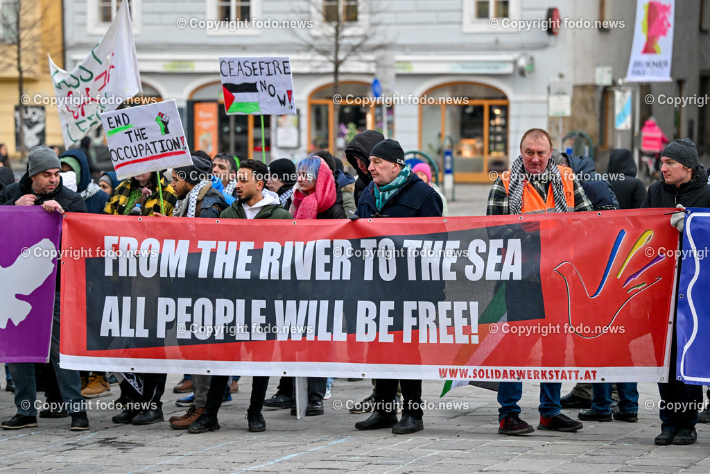 Demonstration Paleastina in Linz_ Pro Gaza_ 14.01.2024-59 | 14.01.2024, Linz, AUT, Demonstration, im Bild Palästina, Palaestina, Gaza, Demoteilnehmer, Teilnehmer, Kundgebung, Plakate, Fahnen, Polizei, Beamte, Polizeifahrzeuge, Einsatzkraefte, Israel, Krieg, Hamas, Geisel, Freiheit, Frieden