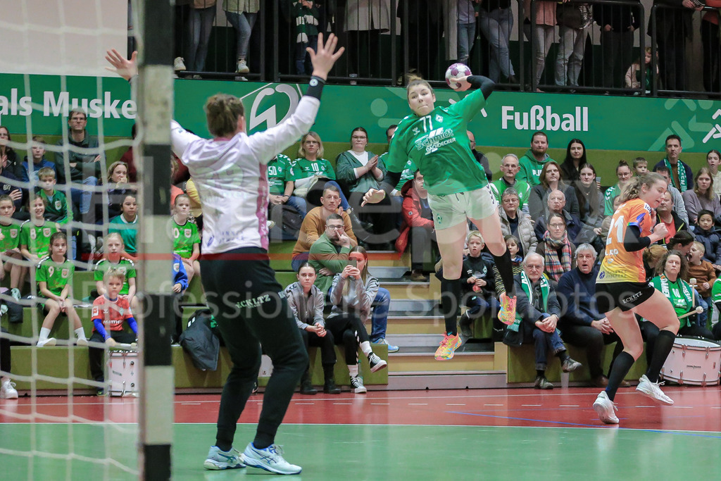 Handball, 2. Bundesliga Frauen, SV Werder Bremen - HCD Gröbenzell | v.li.: Elaine Rode (SV Werder Bremen, 77) beim Wurf, am Ball, Spielszene, Aktion, Action
