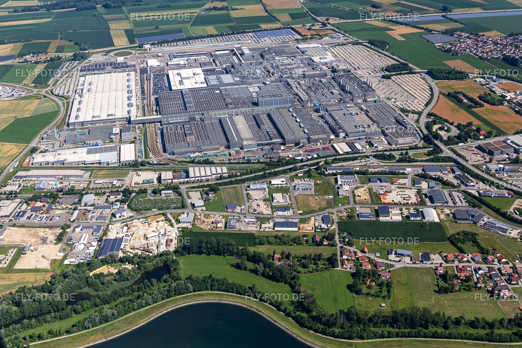 BMW-Werk 2.40  an der Isar https://www.bmwgroup-werke.com | Luftbild: BMW-Werk 2.40  an der Isar https://www.bmwgroup-werke.com im Ortsteil Höfen in Dingolfing im Bundesland Bayern in Deutschland. Foto: IMG_132775.jpg vom 02.07.2022 durch ©2025 Werner Riehm fly-foto.de/copyright - Realisiert mit Pictrs.com