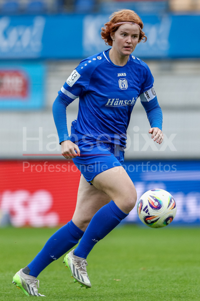 Fussball, 2. Frauen-Bundesliga, SV Meppen - 1. FSV Mainz 05 | Lena Göppel (SV Meppen, 5) am Ball, Freisteller, Einzelbild, Ganzkörper, Aktion, Action, Spielszene, DIE DFB-RICHTLINIEN UNTERSAGEN JEGLICHE NUTZUNG VON FOTOS ALS SEQUENZBILDER UND/ODER VIDEOÄHNLICHE FOTOSTRECKEN. DFB REGULATIONS PROHIBIT ANY USE OF PHOTOGRAPHS AS IMAGE SEQUENCES AND/OR QUASI-VIDEO.