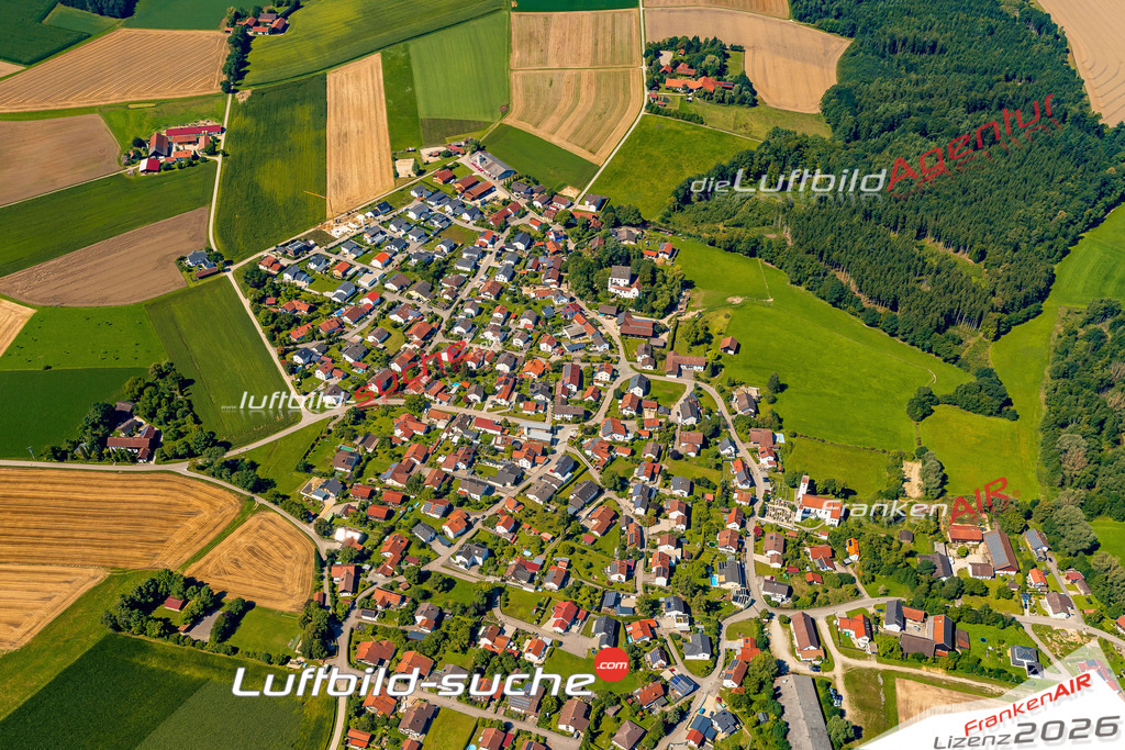 Schrägluftbild  Lichtenhaag  Gerzen - Das Luftbild wurde 2025 vom UL-Flugzeug heraus erstellt ( keine Drohne ) - Hochauflösende Luftaufnahme -Nicht vergleichbar mit Google Maps oder Satelittenbilder- Die Geschenkidee !Mit Lizenz und Bildrechte bestellbar