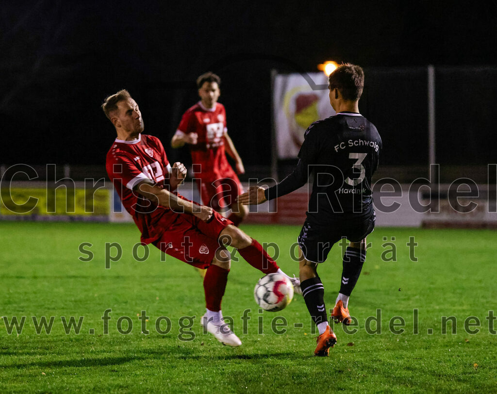 2023-10-27_116_VfB_Hallbergmoos_gegen_FC_Schwaig | Hallbergmoos, Deutschland, 27.10.2023:
Fußball, Landesliga Südost 2023 / 2024, 18. Spieltag, VfB Hallbergmoos gegen FC Schwaig, Endergebnis: 2:3

David Küttner (VfB Hallbergmoos, #8), Roman Mavdryk (FC Schwaig, #3)

Foto: Christian Riedel / fotografie-riedel.net