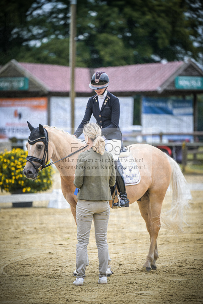 DOS_7711 | Entdecke hochwertige Reitturnierfotos von Foto Oger. Professionell, emotional und authentisch – jetzt Lieblingsmomente im Shop bestellen.Deutschlandweite Turnierfotografie. - Realisiert mit Pictrs.com