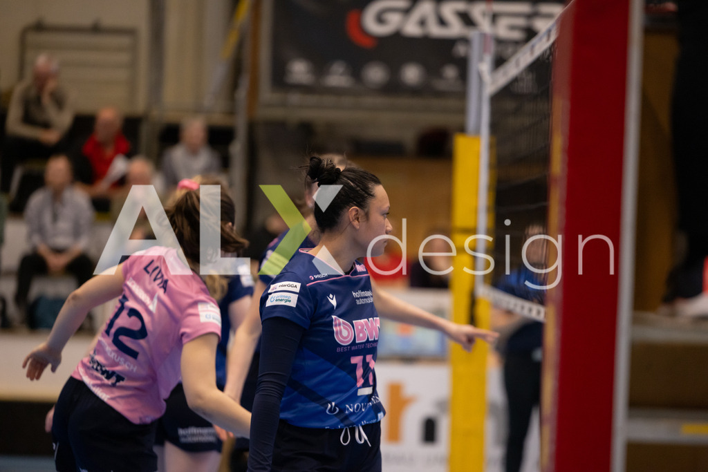 Volleyball I Frauen I Saison 2025-2026 I Volleyball NLA | Women I 1/2 Finals I  VC Kanti Schaffhausen - Sm'Aesch Pfeffingen I 07.03.2026 | 11 Mita Uiato (USA) (Sm'Aesch Pfeffingen) – Zuspiel - Realisiert mit Pictrs.com