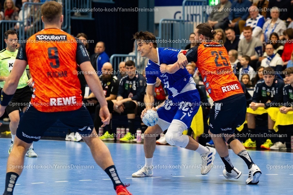 xYDR22022501014 | 22.02.2025, xydrx, Handball, 1.HBL, VFL Gummersbach - Rhein-Neckar-Löwen, Schwalbe-Arena: Julian Koester (VFL Gummersbach #7) gegen Olle Forsell Schefvert (Rhein-Neckar-Loewen #25)