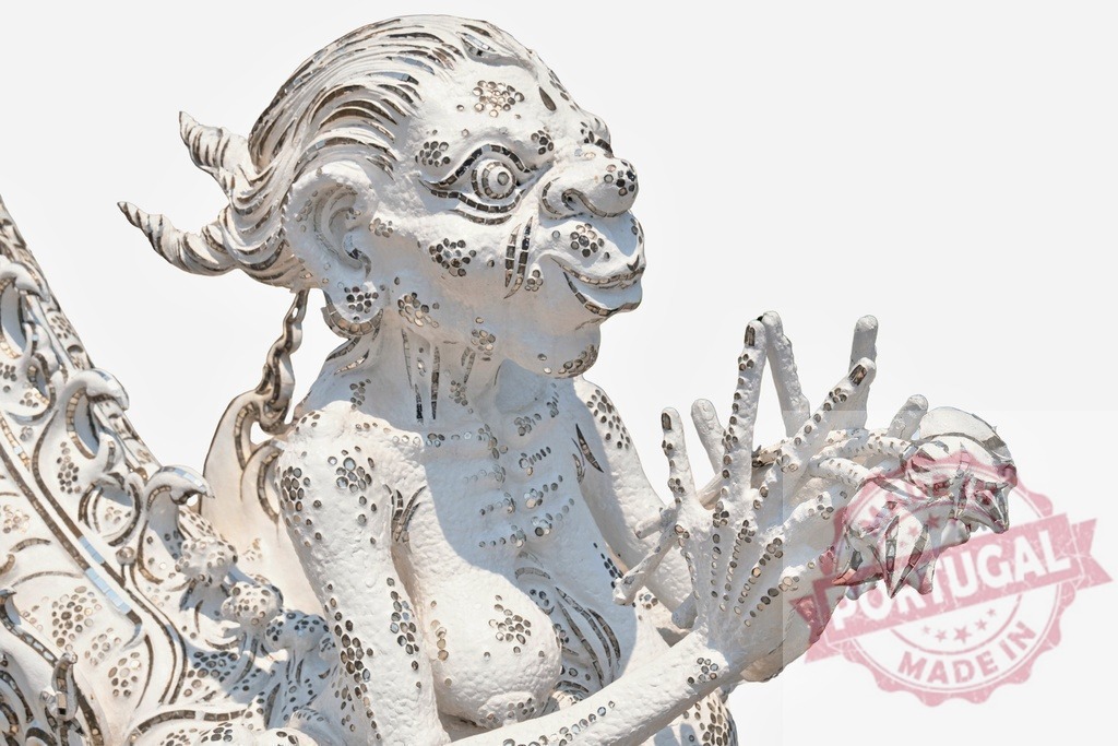 White statue of a mythical creature holding a small head in its hands | White statue of a smiling mythical creature holding a small head in its hands, decorated with small pieces of glass - Realisiert mit Pictrs.com