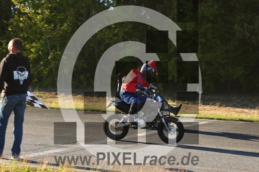 mopedrennen-20260514_12128 | Schöne Erinnerungen an spannende Momente - das festzuhalten ist unser Job. PIXELrace.de ist seit 2003 auf den Rennstrecken Europas unterwegs um die Action draußen beim Fahren und die wunderbare Stimmung imm Fahrerlager für euch einzufangen.