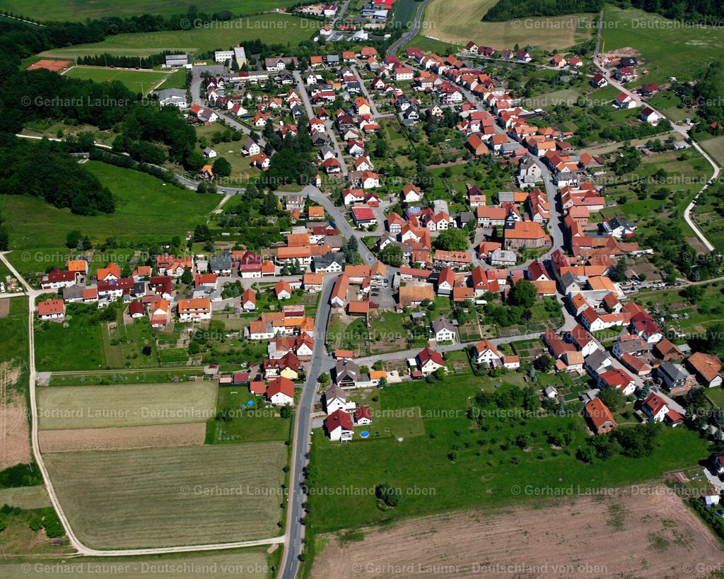 2634097 | WüSTHEUTERODE 09.06.2006 Landwirtschaftliche Nutzflächen und Feldgrenzen  umsäumen das Siedlungsgebiet des Dorfes in Wüstheuterode im Bundesland Thüringen, Deutschland // Agricultural land and field boundaries surround the settlement area of the village  in Wüstheuterode in the state Thuringia, Germany Foto: Gerhard Launer