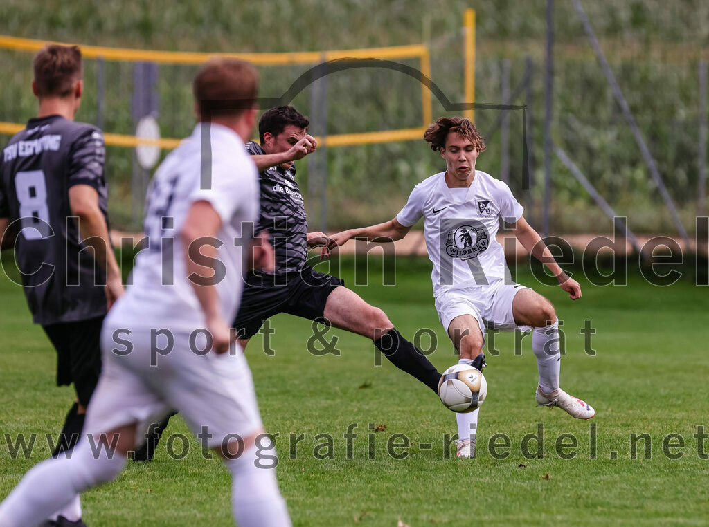 2023-08-27_058_TSV_Egmating_II_gegen_SG_Grasbrunn-Haar_II | Egmating, Deutschland, 27.08.2023:
Fußball, B-Klasse 2023 / 2024, 2. Spieltag, TSV Egmating II gegen (SG) Grasbrunn / Haar II, Endergebnis: 1:2

Enzo Zahirovic ((SG) Grasbrunn / Haar II, #14)

Foto: Christian Riedel / fotografie-riedel.net