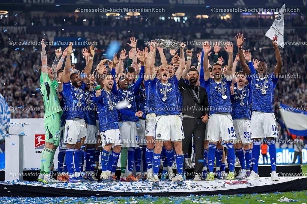S0417052602007 | 17.05.2026, Fußball, FC Schalke 04 - Eintracht Braunschweig, 34. Spieltag, 2. Fußball Bundesliga, Veltins-Arena Gelsenkirchen, Saison 2025 2026: Schalke 04 ist Meister der 2. Bundesliga. Die Mannschaft gewinnt die Meisterschaft und steht jubelnd auf dem Spielfeld. Freude und Emotionen nach dem Sieg. Timo Becker&nbsp;(Schalke04 #05)  (Mitte) mit der Meisterschale bei der Siegerehrung neben Cheftrainer Miron Muslic (Schalke04)  DFB regulations prohibit any use of photographs as image sequences and or quasi-video.