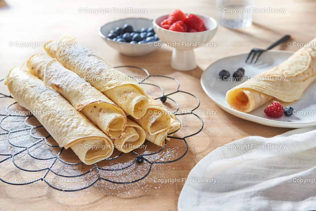 Pfannkuchen mit Blaubeeren, Himbeeren | gerollte Pfannkuchen mit Blaubeeren, Himbeeren und Puderzucker - Realisiert mit Pictrs.com
