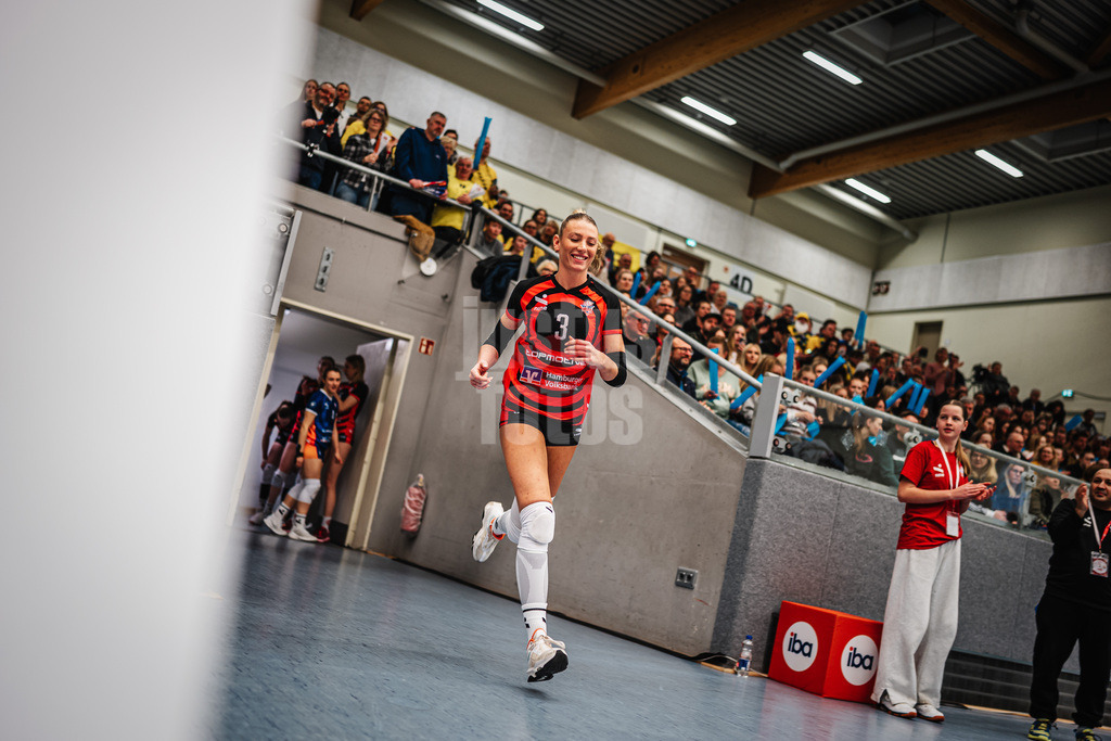 Volleyball | Frauen | Saison 2025/2026 | Volleyball Bundesliga | ETV Hamburger Volksbank Volleys vs. SSC Palmberg Schwerin | 17.01.2026 | Lina Köster (#3, ETV Hamburger Volksbank Volleys) beim Einlauf in die Arena