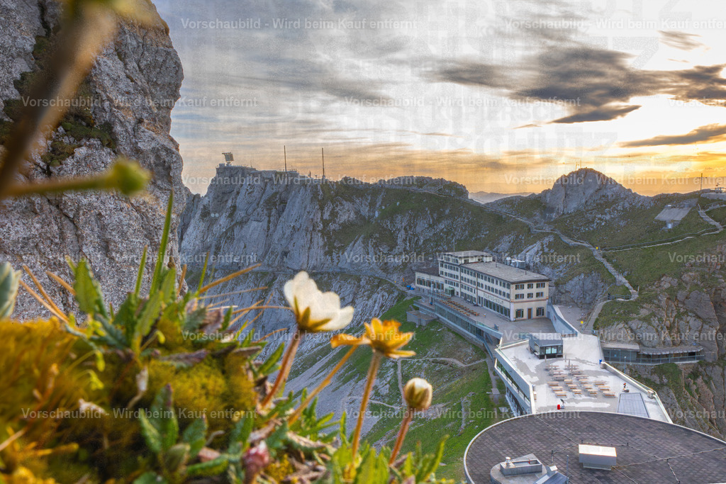 Sonnenuntergang auf dem Pilatus | Sonnenuntergang auf dem Pilatus mit warmem Abendlicht, leuchtenden Wolken und Blick über die Zentralschweiz. Eine ruhige Bergserie zwischen Fels, Himmel und letzter Tagesfarbe. - Realisiert mit Pictrs.com