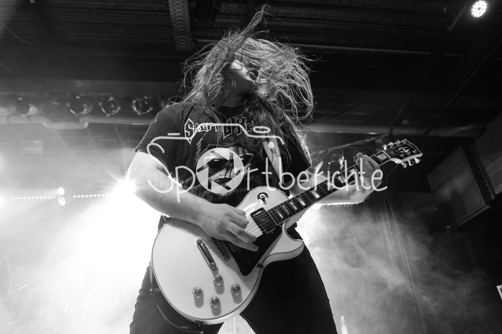 Night Of The Living Trash  | Sacred Reich Gitarrist Joey Radziwill in Aktion beim Auftritt im Backstage Werk in Muenchen