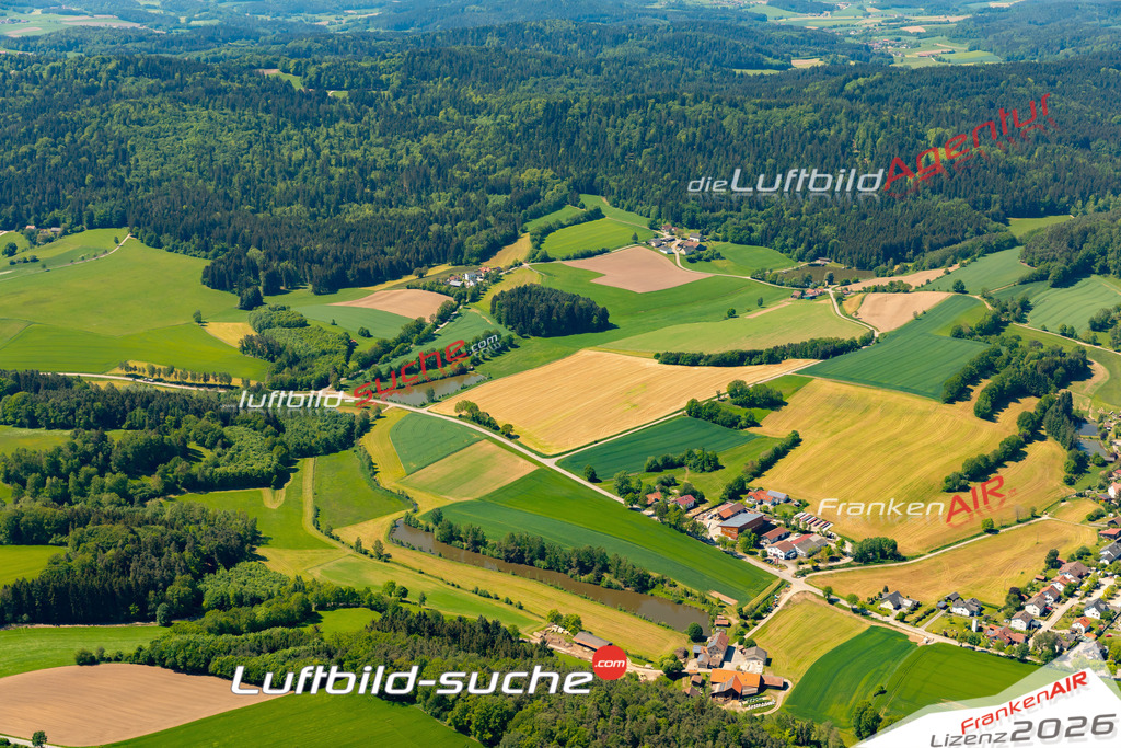Das Luftbild zeigt : Hochholz Zell - Die Luftaufnahme wurde 2024 vom UL-Flugzeug aus erstellt ( keine Drohne ) - Hochauflösende Luftaufnahme - Für grossformatige Ausdrucke geeignet. Die Geschenkidee !Mit Lizenz und Bildrechte bestellbar