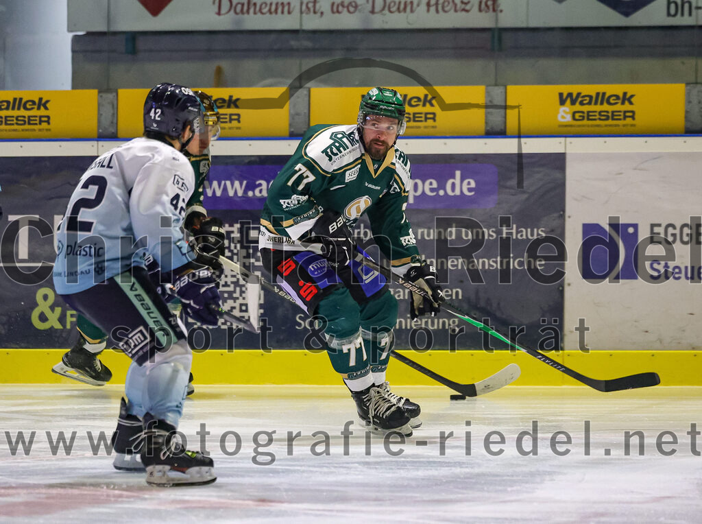 2026-01-06_007_TSV_Erding_gegen_EV_Lindau_Islanders | Erding, Deutschland, 06.01.2026:Eishockey, Oberliga Süd 2025 / 2026, 35. Spieltag, TSV Erding gegen EV Lindau Islanders, Endergebnis: 2:5Marcus Marsall (EV Lindau Islanders, #42), Philipp Michl (Erding Gladiators, #77)Foto: Christian Riedel / fotografie-riedel.net