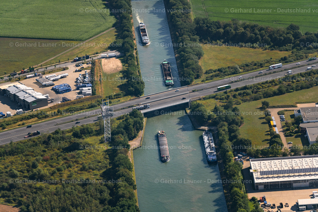 4034981 | BRAUNSCHWEIG 31.07.2020 Schiffe und Schleppverbände der Binnenschiffahrt in Fahrt auf der Wasserstraße des Flußverlaufes " Mittellandkanal " in Braunschweig im Bundesland Niedersachsen, Deutschland. // Ships and barge trains inland waterway transport in driving on the waterway of the river " Mittellandkanal " in Brunswick in the state Lower Saxony, Germany. Foto: Gerhard Launer