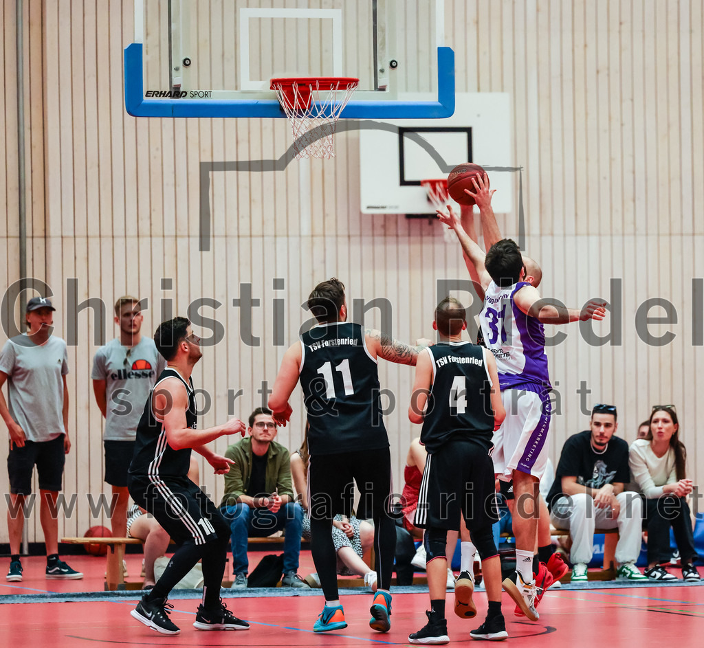 2022-05-15_084_SpVgg_Altenerding_gegen_TSV_Muenchen-Forstenried | Erding, Deutschland, 15.05.2022:
Basketball, Bezirksliga 2021 / 2022, Play-Offs, SpVgg Altenerding gegen TSV München-Forstenried, Endergebnis: 55:57

Tarek Lamar (TSV München-Forstenried, #10), Alexej Simon (TSV München-Forstenried, #11), Philipp Wißmeier (TSV München-Forstenried, #4), Sasa Sukovic (SpVgg Altenerding, #31)

Foto: Christian Riedel / fotografie-riedel.net
